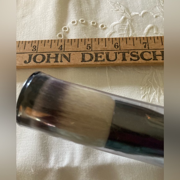 IT COSMETICS 9” Powder Brush NWT - Picture 5 of 7